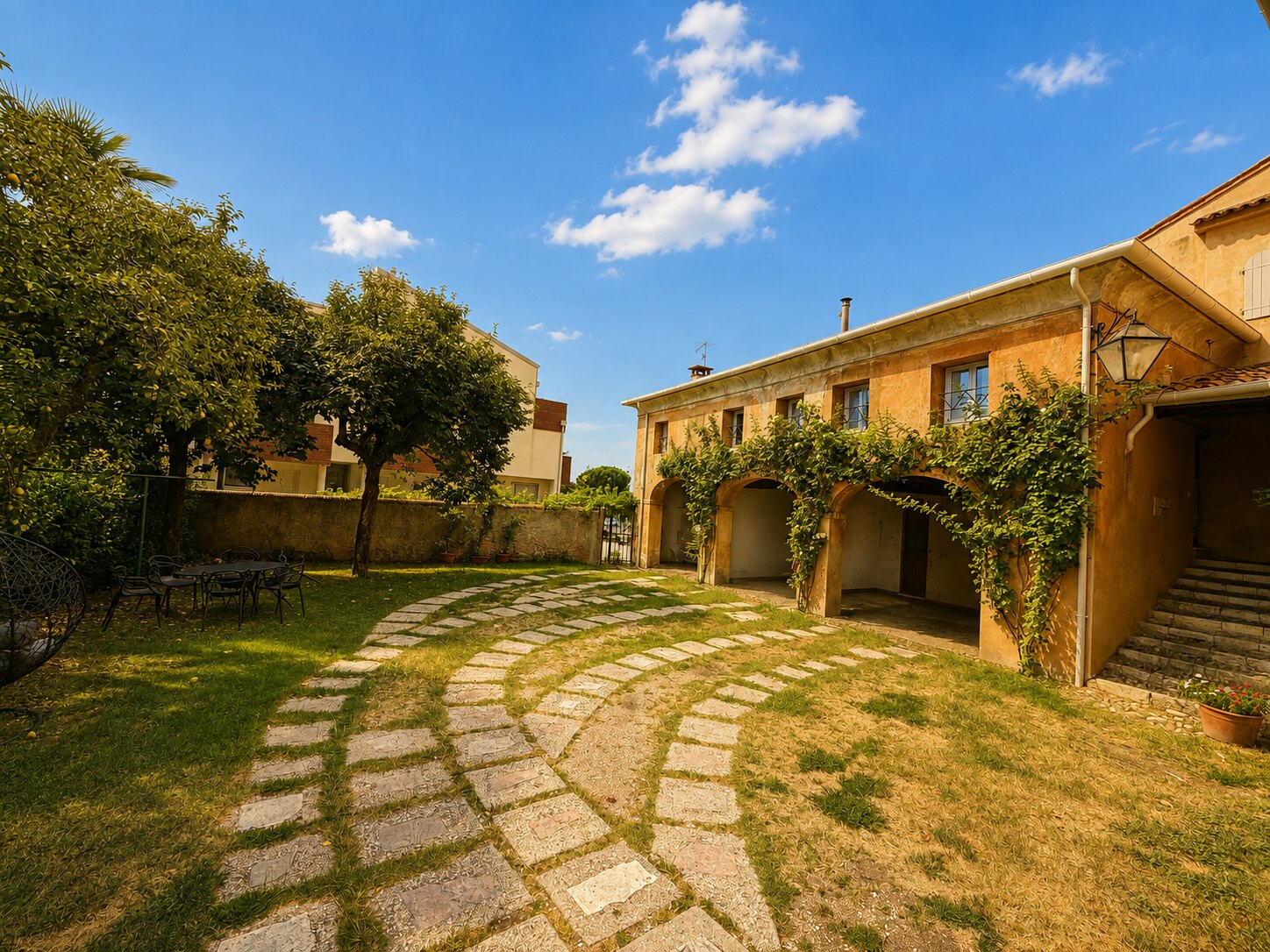 Giardino di Villa Giolai con vialetti in pietra, loggia ad archi e zona relax
